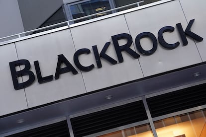 Logotipo de BlackRock en su sede en Manhattan, New York.