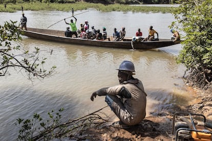 Mineros de oro artesanales cruzan el río Gambia a la altura de la mina de Bantakokouta. En los últimos años, esta ciudad ha duplicado con creces su tamaño con la reciente fiebre del oro, que supuestamente atrae a trabajadores inmigrantes de 19 países africanos diferentes.