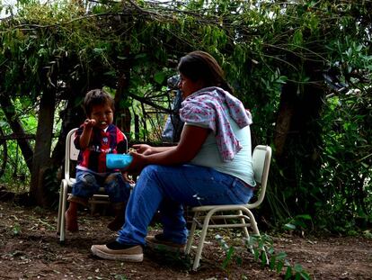 Un niño de la etnia wichí come junto a su madre en la localidad de Rivadavia, en el Chaco salteño (Salta, Argentina).