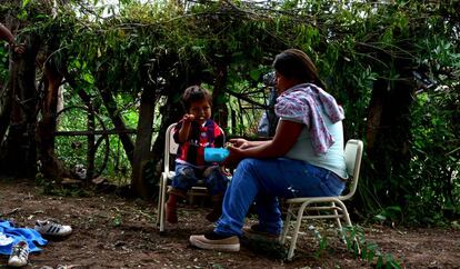 Un niño de la etnia wichí come junto a su madre en la localidad de Rivadavia, en el Chaco salteño (Salta, Argentina).