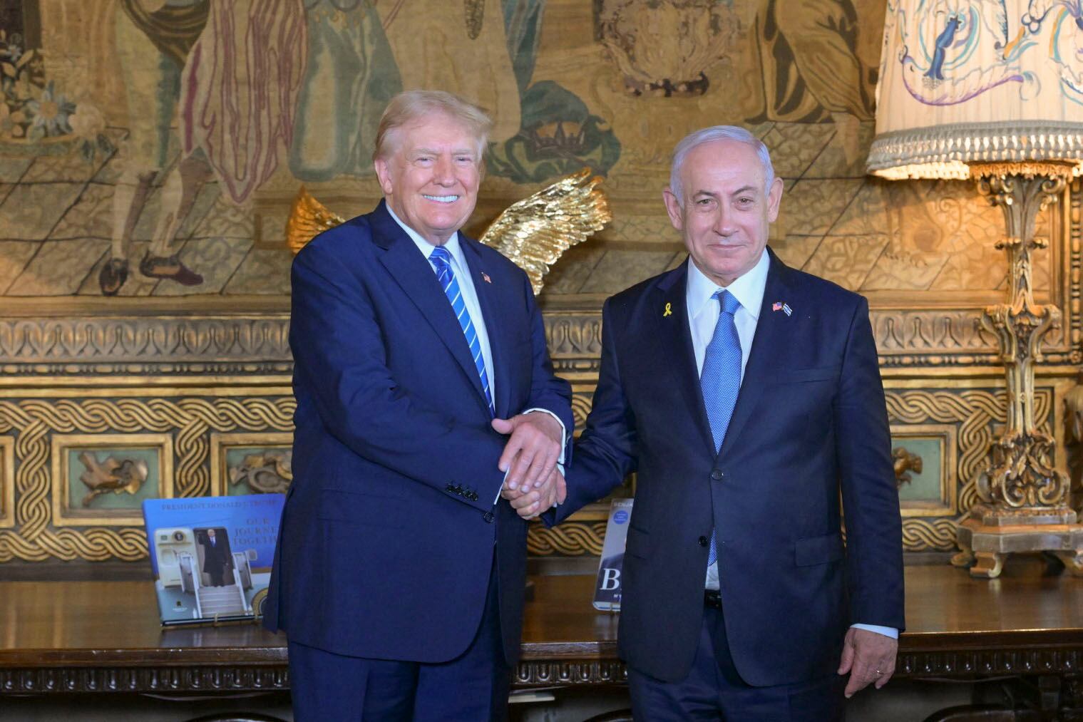 MIAMI (ESTADOS UNIDOS), 26/07/2024.- El candidato presidencial republicano Donald Trump ha recibido este viernes en su casa vacacional de Mar-a-Lago, en Florida, al primer ministro de Israel, Benjamin Netanyahu (d), un día después de que el líder israelí se reuniera por separado con el presidente de EE.UU., Joe Biden, y la vicepresidenta, Kamala Harris, en la Casa Blanca. EFE/Oficina del primer ministro de Israel SÓLO USO EDITORIAL, PERMITIDO SU USO SÓLO EN RELACIÓN A LA INFORMACIÓN QUE APARECE EN EL PIE DE FOTO (CRÉDITO OBLIGATORIO)
