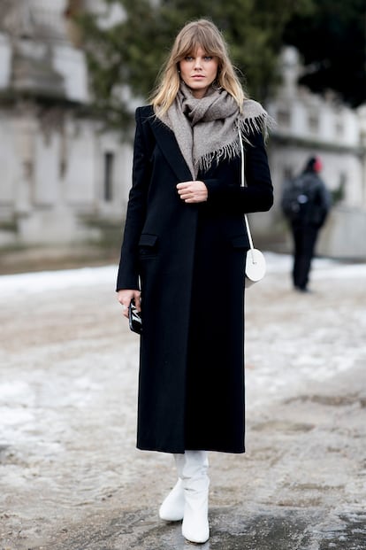 El look más básico de la lista es también el más fácil de copiar: abrigo clásico y largo, bufanda anudada al cuello y un par de notas (si son blancas, mejor).