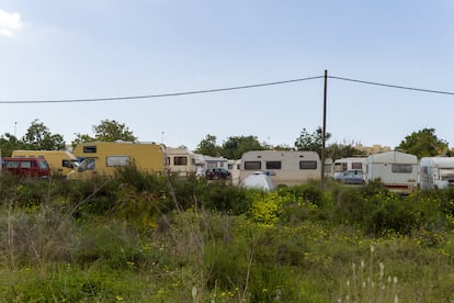 Asentamiento de autocaravanas en Ibiza.
