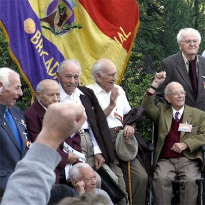 Brigadistas durante la visita a lugares de la Ciudad Universitaria de Madrid que fueron emblemáticos durante la Guerra Civil.