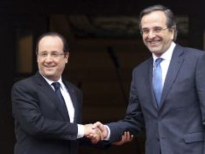 El primer ministro heleno, Antonis Samaras (dcha), estrecha la mano del presidente galo, Fran&ccedil;ois Hollande (izda), en Atenas (Grecia) el 19 de febrero de 2013.