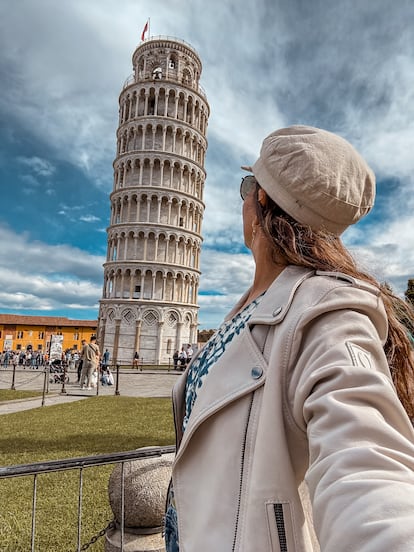 Mariel Galán se toma un selfi frente a la torre de Pisa, en Italia.