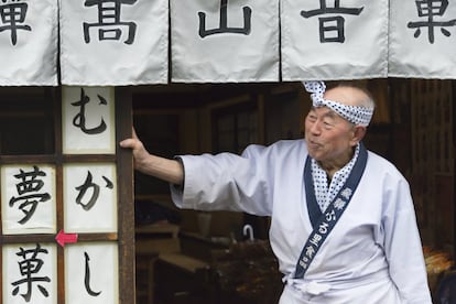 Apesar de ocupar o segundo lugar no pódio da longevidade, o Japão não tem motivos para comemorar o último ranking de expectativa de vida mundial. Há três anos ostentavam o primeiro lugar, mas caíram por culpa do aumento de suicídios, principalmente entre a população feminina. Os japoneses vivem uma média de 83,1 anos, o que se explica, entre outras razões, por sua alimentação. Na imagem, um idoso japonês com a roupa tradicional do país em Hida Takkayama, na província de Gifu.