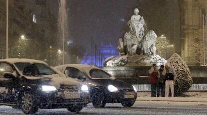 La intensa nevada que está azotando la Comunidad de Madrid ha hecho saltar todas las alarmas en la región. La circulación de vehículos es casi imposible y la previsión es que va a nevar copiosamente durante toda la madrugada. Pasadas las diez de la noche del domingo, hacían falta cadenas incluso en vías urbanas de la capital.