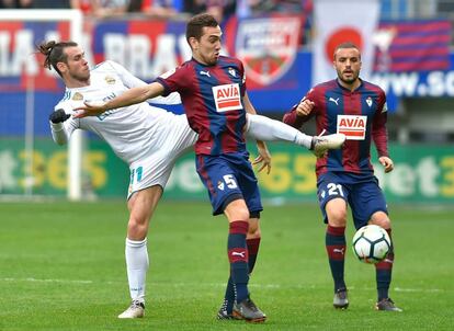 Gareth Bale junto al jugador del Eibar Gonzalo Escalante.