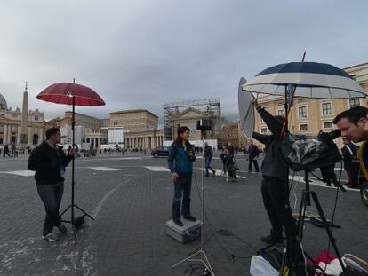 Equipos de televisión preparan sus emisiones especiales desde Roma.