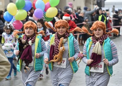 Em Cracóvia (Polônia), moradores participam de uma corrida para se despedir de 2017.