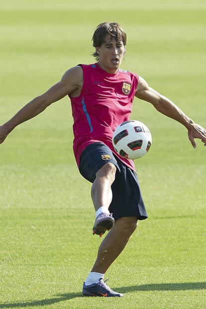 Bojan controlando un balón en el entrenamiento de ayer.