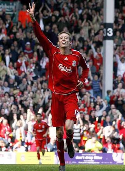 Peter Crouch, del Liverpool, celebra un gol.