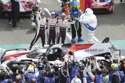 El equipo de Alonso se llevó el Mundial de Resistencia (WEC) tras sumar 198 puntos (41 más que el segundo). En la imagen, los pilotos del equipo Toyota TS050 Hybrid número 8, ganador de Le Mans.