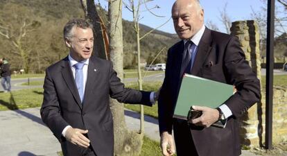 El lehendakari Iñigo Urkullu y el presidente del Consejo Regional de Aquitania, Alain Rousset, poco antes de presidir este martes la Asamblea 2015 de la Eurorregión Aquitania-Euskadi en Busturia.