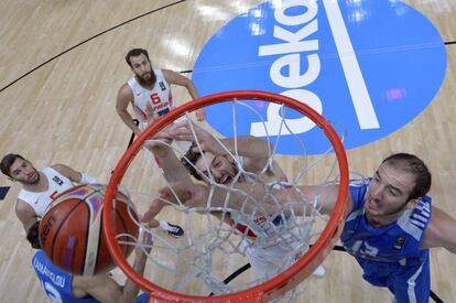 Kostas Koufos (d) intenta impedir a Pau Gasol que enceste, ante la atenta mirada de los españoles Rudy Fernández y Sergio Rodríguez.