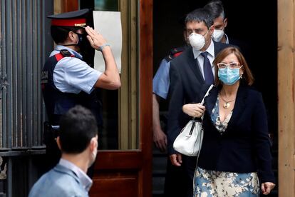 Josep Lluís Trapero, junto a la intendente de los Mossos Teresa Laplana (d), salen de la Audiencia de Barcelona.