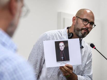 François Devaux, presidente de Parole Liberée, muestra una foto del cardenal Barbarin durante un acto contra la pederastia en Suiza en junio