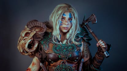 La 'cosplayer' y 'cosmaker' profesional Alejandra Pérez, conocida en el mundillo como 'Anhyra', con un traje de líder bárbara del videojuego 'Diablo IV'.