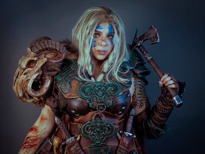 La 'cosplayer' y 'cosmaker' profesional Alejandra Pérez, conocida en el mundillo como 'Anhyra', con un traje de líder bárbara del videojuego 'Diablo IV'.