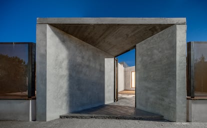 El hormigón es el protagonista de esta vivienda, incluso para el acceso exterior a la parcela.