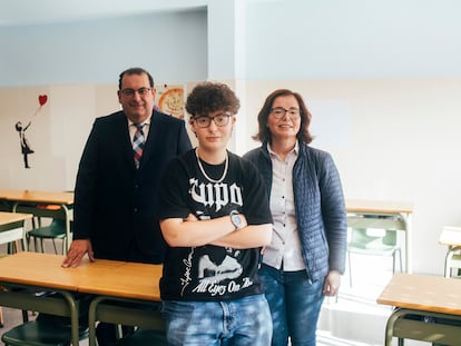 Ángela Gutiérrez Rodríguez (16 años) fue una de las ganadoras de The Challenge, el programa educativo de Fundación La Caixa. En la foto posa junto a sus padres, Raquel Rodríguez León (52 años) y Jesús Gutiérrez Rey (50 años).