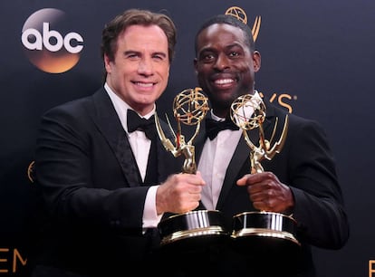 John Travolta y Sterling K. Brown con dos de los premios de 'The people vs. OJ Simpson'.