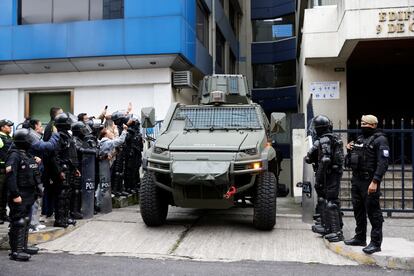 Operativo de seguridad traslada a Jorge Glass de la Unidad de Flagrancia en Quito, Ecuador, el 6 de abril, 2024.