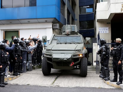 Operativo de seguridad traslada a Jorge Glass de la Unidad de Flagrancia en Quito, Ecuador, el 6 de abril, 2024.