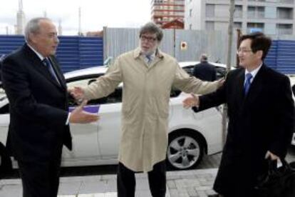 El presidente de CECALE, Santiago Aparicio (c), presenta al embajador de Corea del Sur, Oh Dae-Sung (d), al presidente del Consejo Regional de Cámaras de Comercio de Castilla y León, Fernando Escobillas (i), a su llegada al encuentro empresarial celebrado hoy en Valladolid.