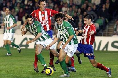 Capi se lleva el balón ante Gabi en presencia de Arzu y Zahínos.