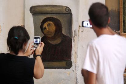 Visitantes del templo fotografían el 'Ecce Homo' de Borja.