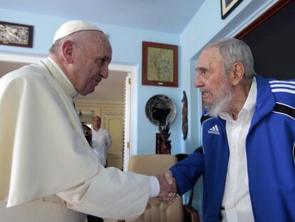 O papa Francisco e Fidel Castro trocam aperto de mãos na casa do ex-presidente cubano em Havana, neste domingo.