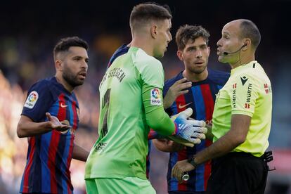 Los jugadores del Barcelona protestan la expulsión de su compañero Jordi Alba durante el partido contra el Espanyol.