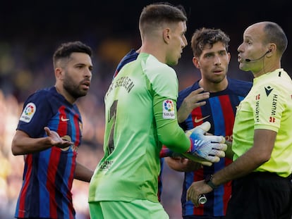 Los jugadores del Barcelona protestan la expulsión de su compañero Jordi Alba durante el partido contra el Espanyol.