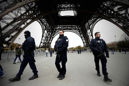 A lo largo de la historia de Francia, solo se había declarado el estado de emergencia en otras tras ocasiones. La última, en 2005, a raíz de los graves disturbios en barrios parisinos en los que murieron dos jóvenes perseguidos por la policía. Además, la torre Eiffel ha cerrado al público.