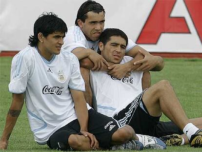 Luis González, Carlos Tévez y Juan Román Riquelme descansan durante el último ensayo de la selección argentina.