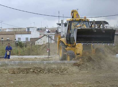 La excavadora en la zona donde los vecinos creen  que se encuentra una fosa común de fusilados.