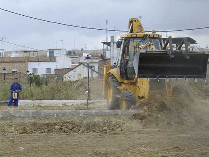 La excavadora en la zona donde los vecinos creen  que se encuentra una fosa común de fusilados.