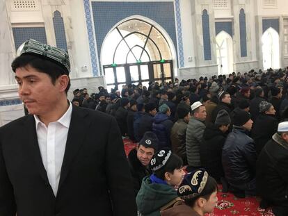 Rezo en la mezquita del Instituto Islámico de Xinjiang en Urumqi, en la región iugur de China, el 3 de enero.