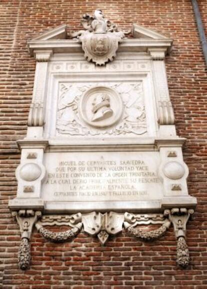 Placa en recuerdo de Cervantes en la fachada del convento.