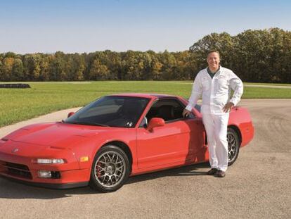 Ted Klaus, junto al Honda NSX original, de 1990. 