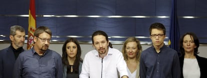 Pablo Iglesias, rodeado por Julio Rodriguez, Xavi Domenech, Irene Montero, Victoria Rosell, Inigo Errejon y Carolina Bescansa.