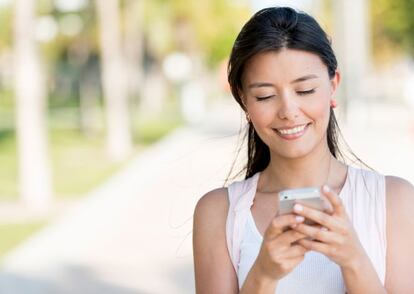 Mujer con un teléfono