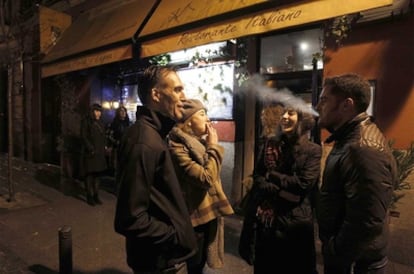 Fumadores a la puerta de un restaurante madrileño durante la primera semana de aplicación de la ley antitabaco.