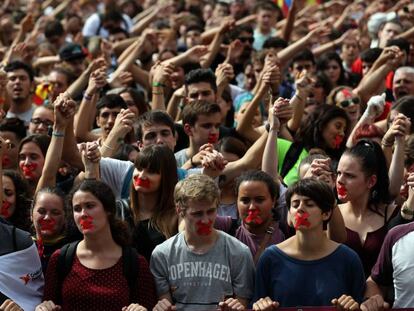 Protesta d'estudiants a Barcelona per les càrregues policials.