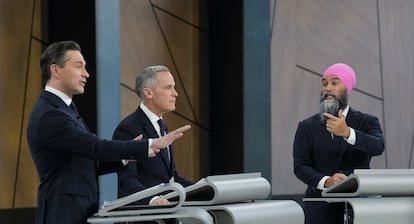 De izquierda a derecha: Pierre Poilievre, Mark Carney y Jagmeet Singh durante el debate.