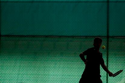 El tenista español Rafa Nadal se prepara en la pista del estadio de la Cartuja para la final de la copa Davis ante Argentina