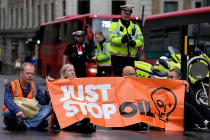 Activistas de Just Stop Oil cortan una calle en Londres. 