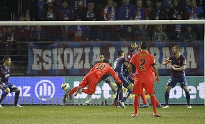 Messi remata de cabeza para firmar el segundo gol.